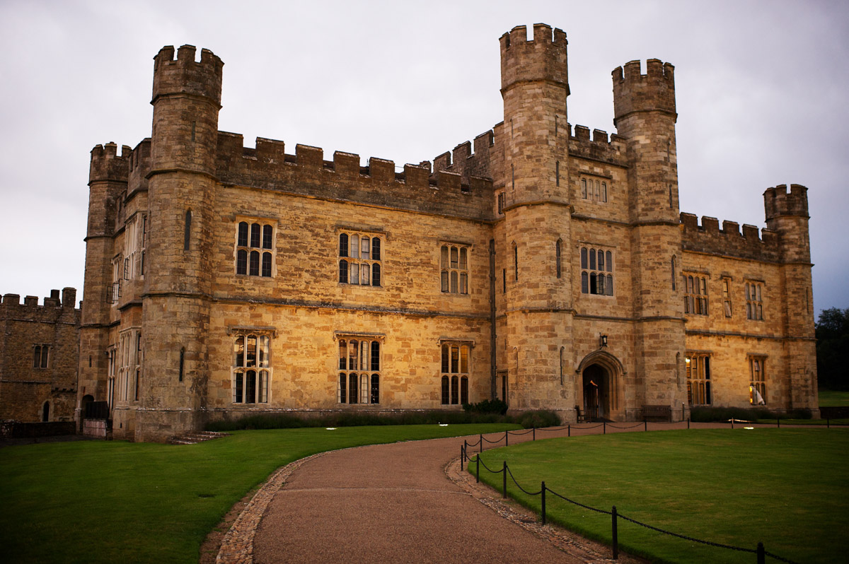 photograph of leeds castle at dusk during timea and edmunds wedding