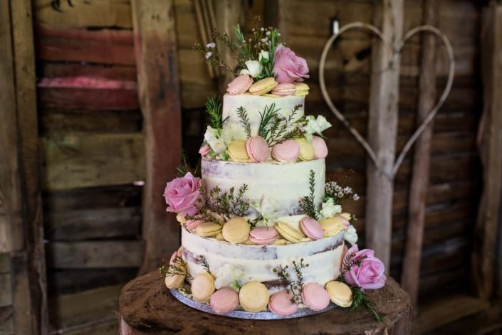 Summer wedding cake with macaroons